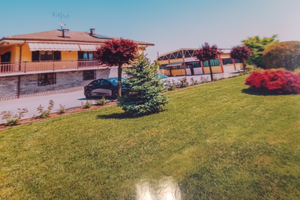 Villa su due piani più capannone