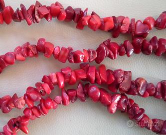 Collana di pietrine effetto corallo rosso