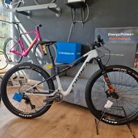 Bici MTB Orbea OIZ M30 con reggisella telescopico