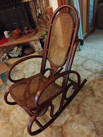 SEDIA A DONDOLO IN RATTAN 