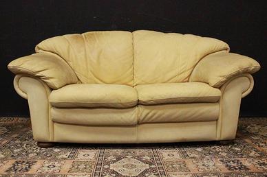 Divano modello club 2 posti in pelle colore giallo