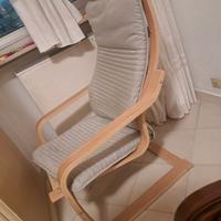 Poltrona in legno con cuscino imbottito