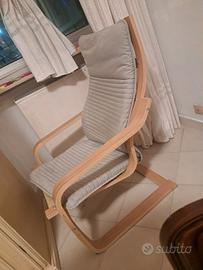 Poltrona in legno con cuscino imbottito