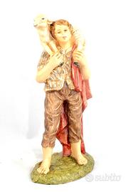 Presepe 20 cm giovane pecora in spalla CARTAPESTA