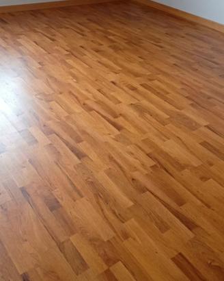 Parquet laminato color rovere/ciliegio 30 mq