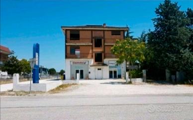 Intera palazzina fronte strada X investimento