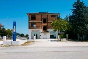 Intera palazzina fronte strada X investimento