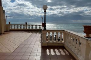 Casa Indipendente Fronte Mare con Garage Privato