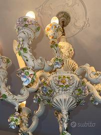 Lampadario vintage bianco in ceramica con fiori