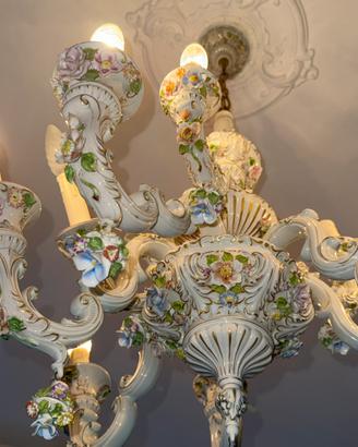 Lampadario vintage bianco in ceramica con fiori