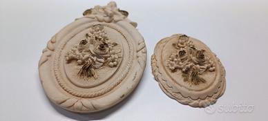 Coppia di camei decorativi in ceramica Made in Ita