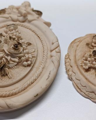 Coppia di camei decorativi in ceramica Made in Ita