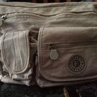 Borsa Beige, con tracolla allungabile.