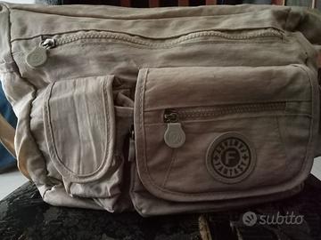 Borsa Beige, con tracolla allungabile.