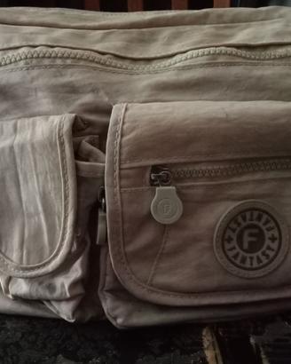 Borsa Beige, con tracolla allungabile.