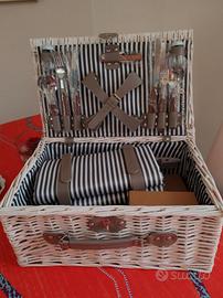 Cesto da picnic in vimini. Nuovo