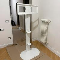 Porta TV in metallo bianco con ripiani in vetro.