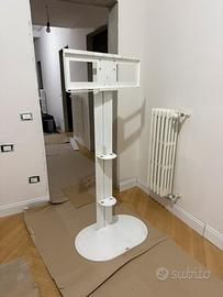 Porta TV in metallo bianco con ripiani in vetro.