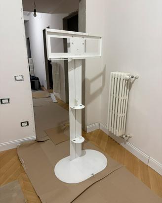 Porta TV in metallo bianco con ripiani in vetro.