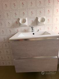 mobile bagno sospeso con lavabo in ceramica