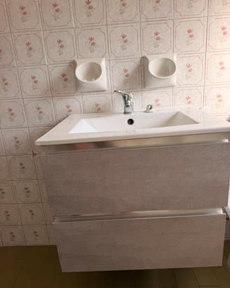 mobile bagno sospeso con lavabo in ceramica