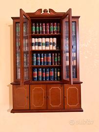 Libreria in legno con mini libri