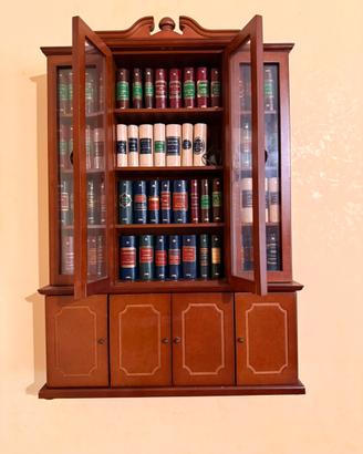 Libreria in legno con mini libri