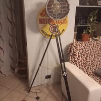 lampada da terra con treppiede