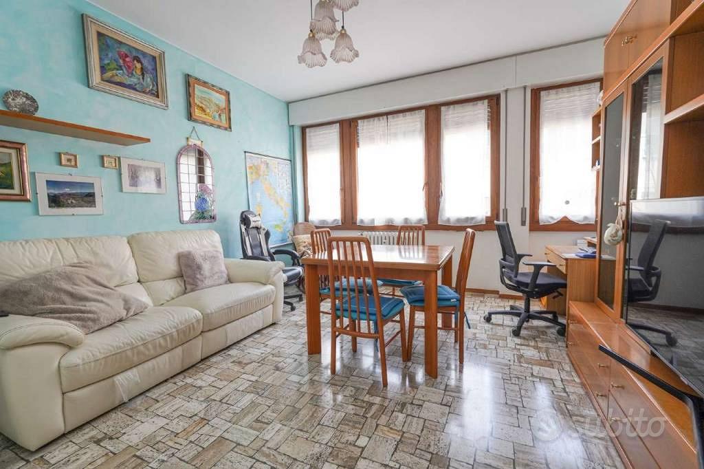 Appartamento di 115 m² con 4 locali e box auto a O - Altro