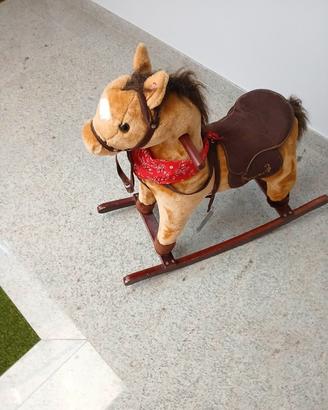 cavallo a dondolo in perfette condizioni
