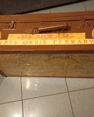 Antica valigia di legno