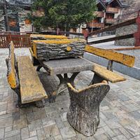 Tavolo + 2 sedie + 2 panche + 3 fioriere