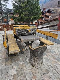 Tavolo + 2 sedie + 2 panche + 3 fioriere