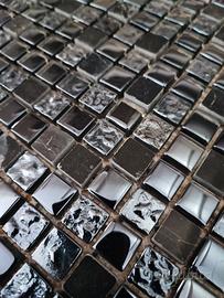 mosaico nero vetro e marmo