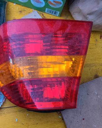 faro posteriore bmw 320