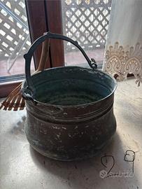 Pentola antica di rame