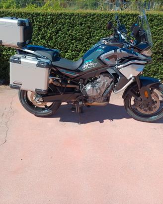 CfMoto MT 800 sport accessoriato