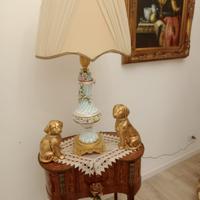 Tavolino rotondo con lume