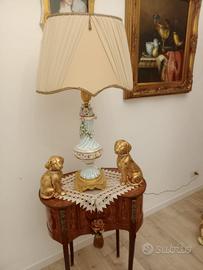 Tavolino rotondo con lume