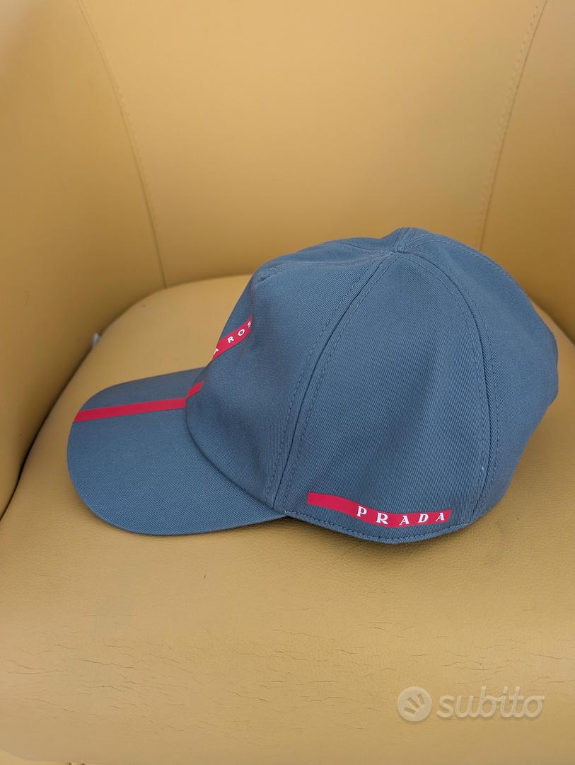 cappellino Prada luna rossa Abbigliamento e Accessori In vendita