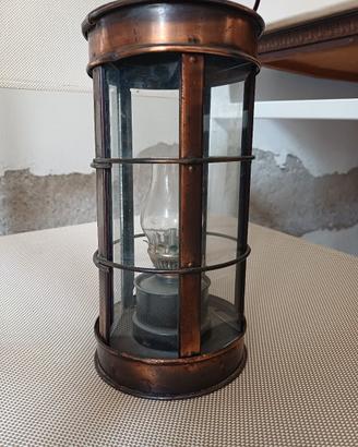 Lanterna antica con gancio.