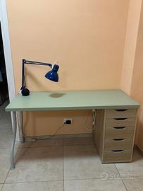 Scrivania con cassettiera + lampada da tavolo