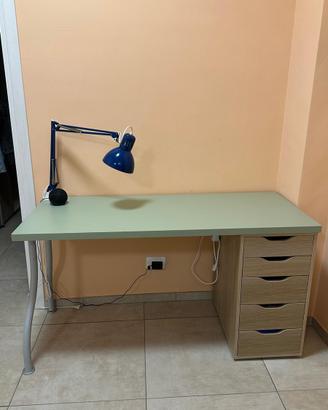 Scrivania con cassettiera + lampada da tavolo