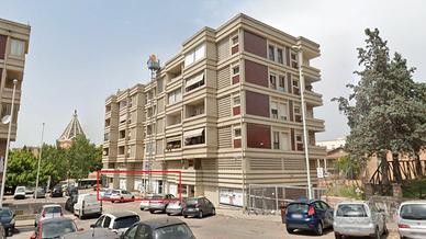 Piazza Is Maglias - Ampio locale commerciale