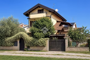 BIFAMILIARE A VIMERCATE