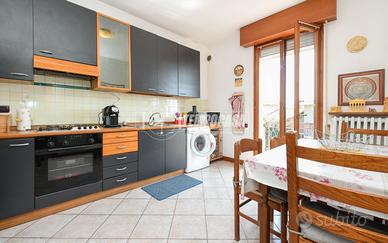 QUADRILOCALE CON DOPPI SERVIZI IN ZONA CENTRALE