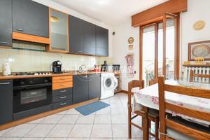 QUADRILOCALE CON DOPPI SERVIZI IN ZONA CENTRALE