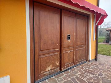 Porta basculante motorizzata