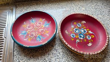 Coppia di Piatti in Legno Vintage dipinti a mano