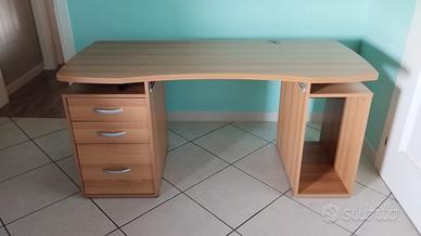 Scrivania con cassetti